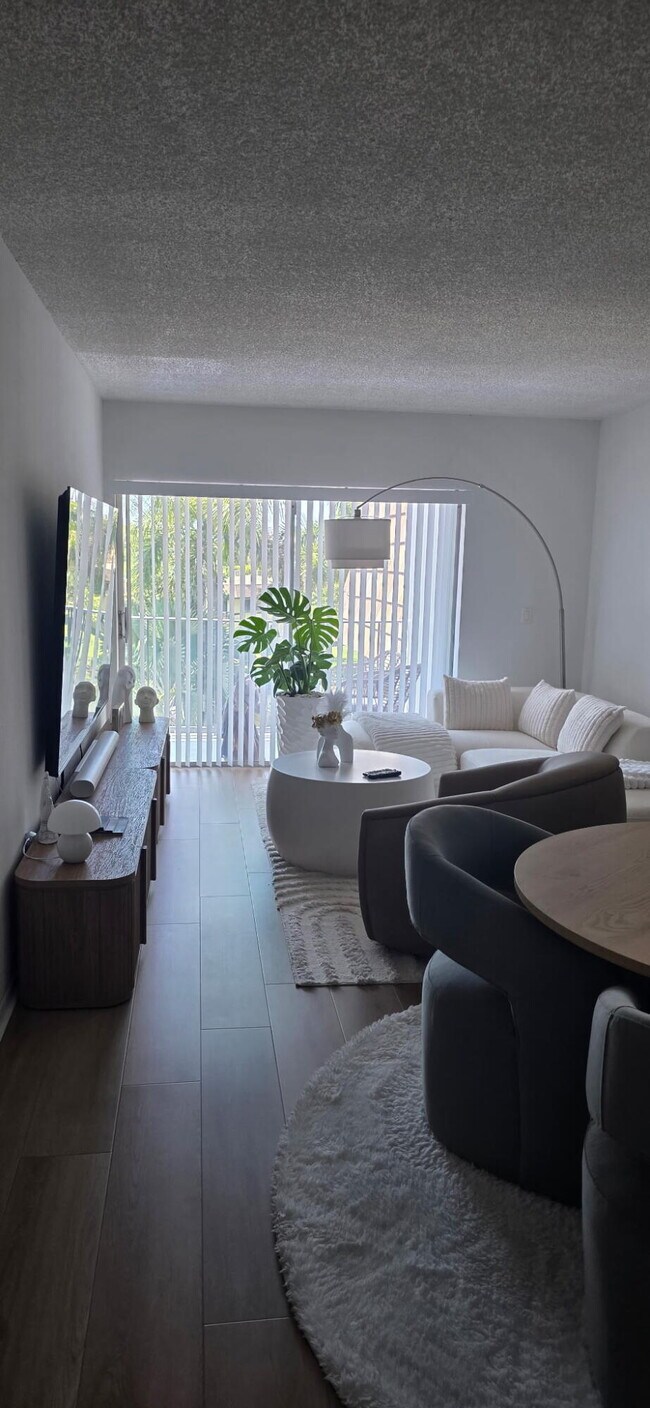 Foto del edificio - 7900 Camino Cir