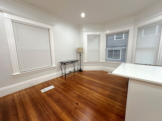 Building Photo - Charming 1-Bedroom in Cleveland Circle