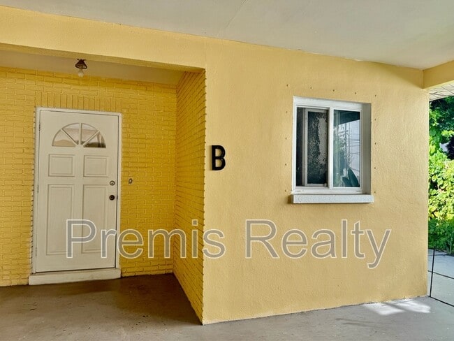 Building Photo - 2671 Pinehurst Ave