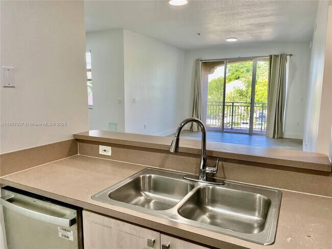 Foto del edificio - 6420 NW 114th Ave