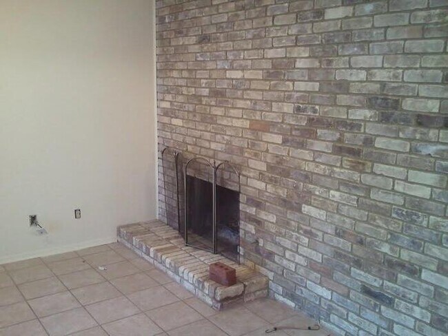 Foto del edificio - Pet Friendly 2 Bed, 2 Bath Brick Duplex : Easy to Qualify, Quiet Cul-de-Sac Location
