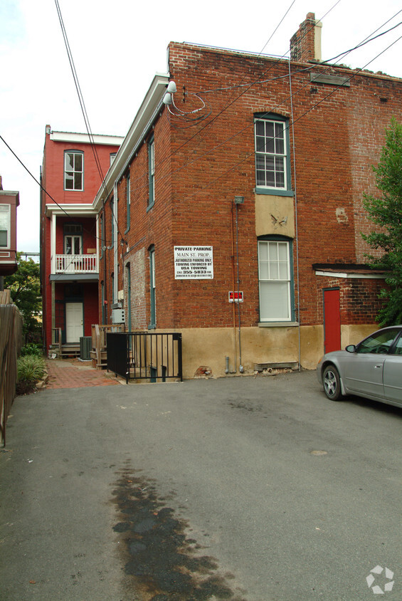 Building Photo - 905 W Grace St