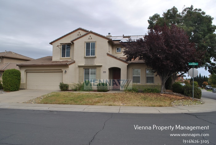 Primary Photo - Beautiful 4 Bedroom + Study in Desirable N...