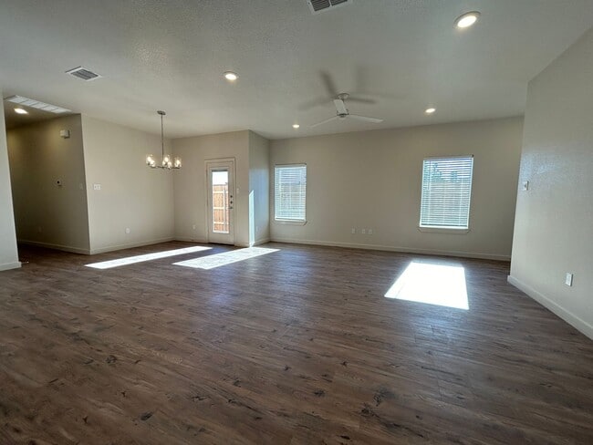 Foto del edificio - Luxury Townhome in Abbey Glen Community!