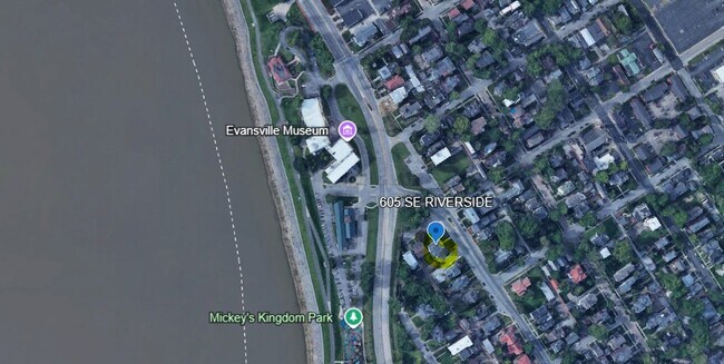 Foto del edificio - 605 SE Riverside Dr