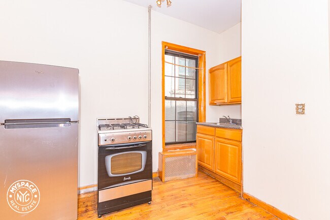 Building Photo - 206 Scholes St