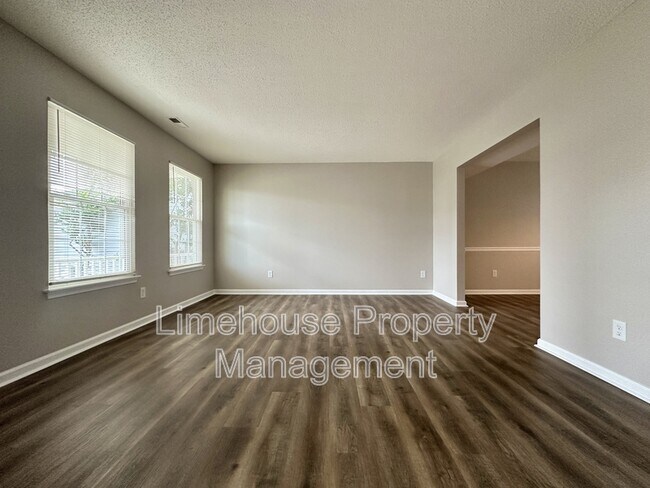 Foto del edificio - 5652 Glen View Dr