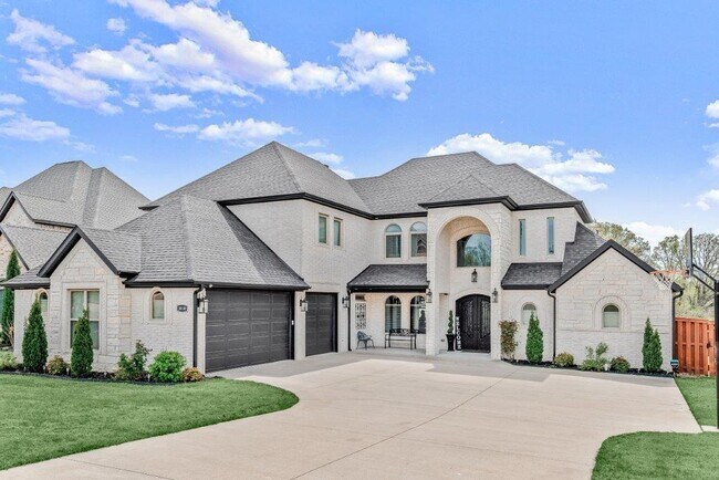 Building Photo - 3030 Laurel Cir
