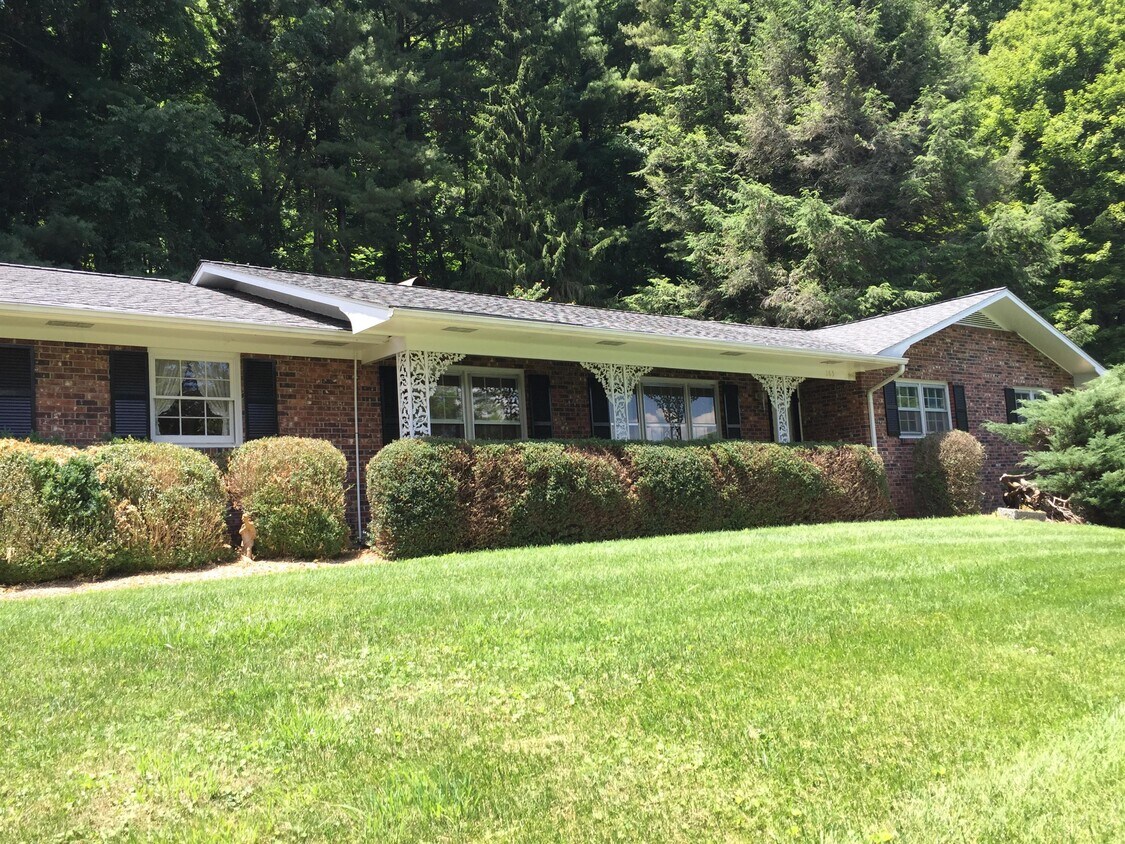 165 Springview Dr, Waynesville, NC 28786 House Rental in Waynesville