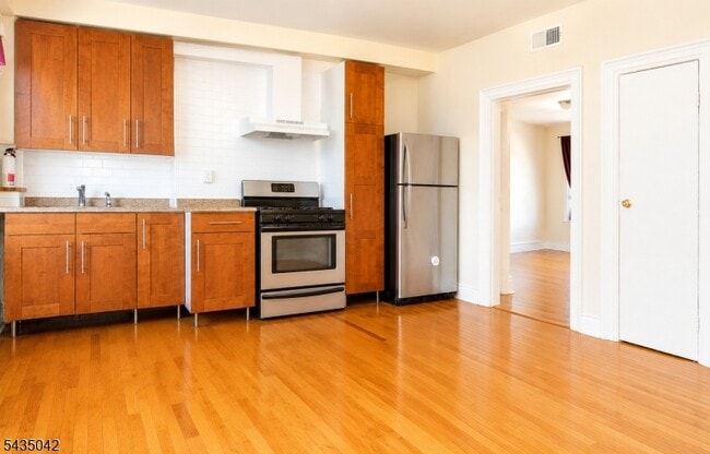 Building Photo - 108 Bruen St