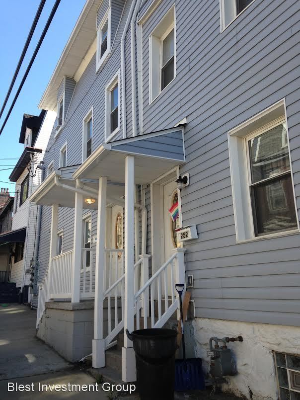 Building Photo - 3 br, 1.5 bath House - 252 37th St