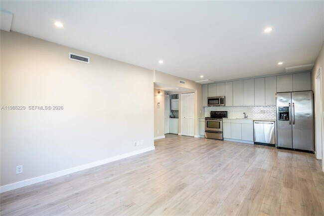 Foto del edificio - 2400 NE 26th St