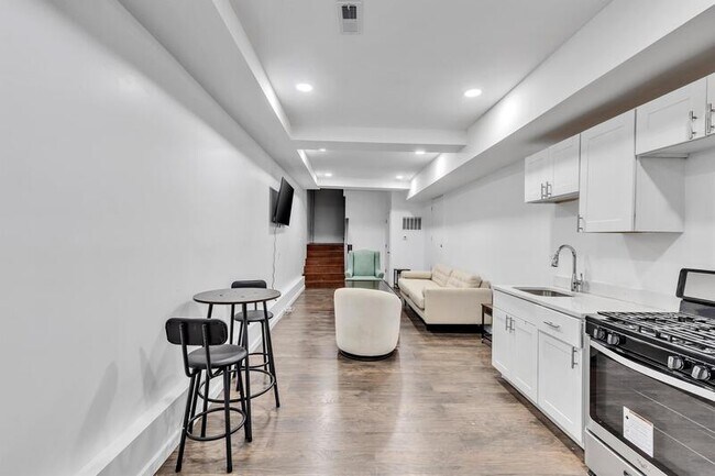 Building Photo - 328 S Highland Ave