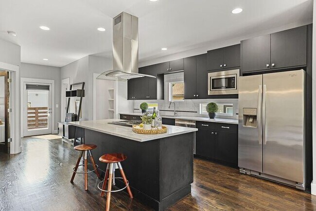 Foto del edificio - Completely furnished 4BR/2.5BA with fully ...
