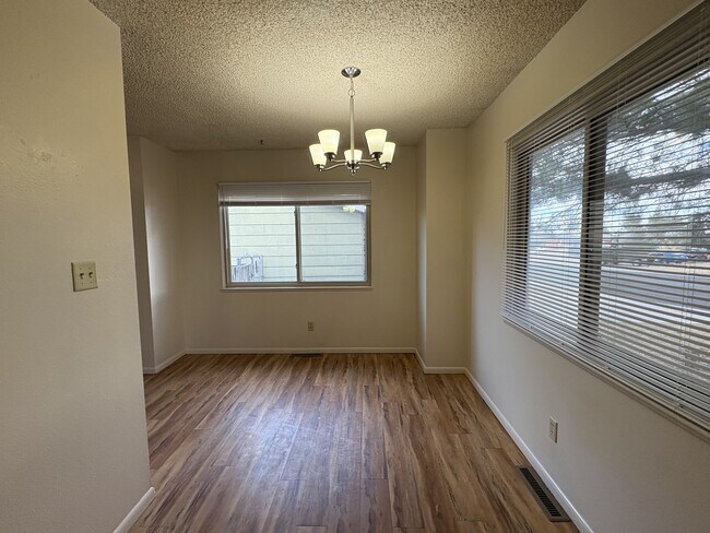 Foto del edificio - 230 Reed Ave