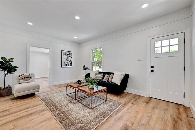 Building Photo - 103 E 34th St