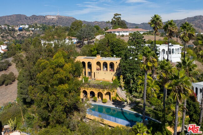 Foto del edificio - 6203 Temple Hill Dr