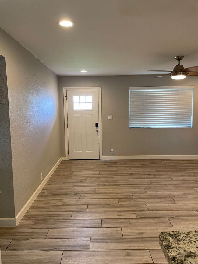 Foto del edificio - 1369 W 14th St