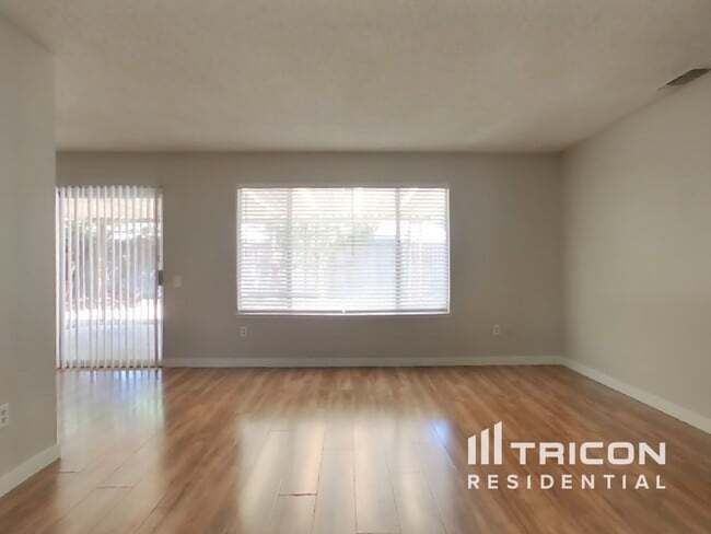 Foto del edificio - 7827 Charmette Way