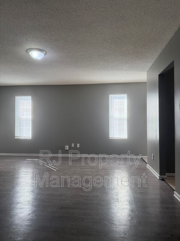 Foto del edificio - 4817 Royal Run Dr