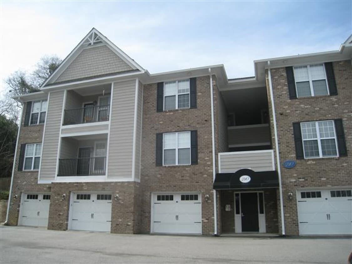 Foto principal - 210 Fountainhead Ln