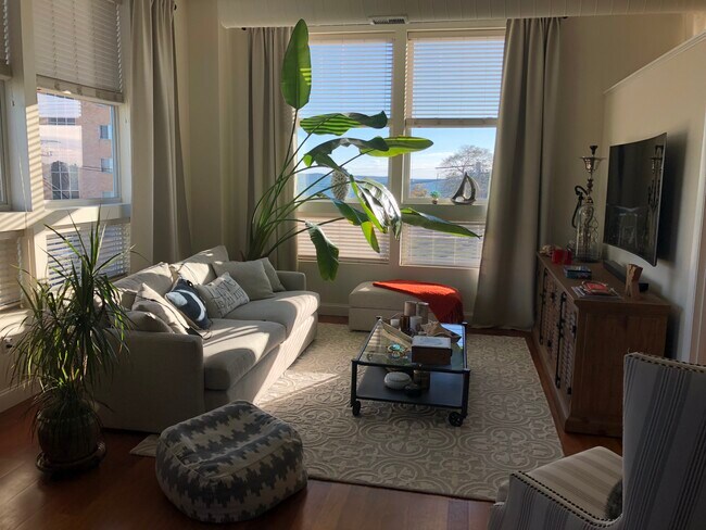 Livingroom with a view of the beach - 10 Ocean