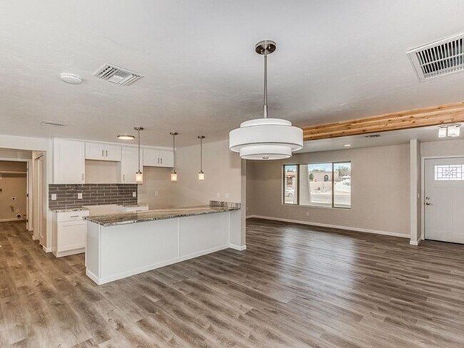 Building Photo - 4BR w/ Pool + Covered Patio in Tucson 85704