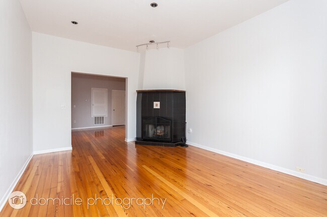 Foto del edificio - 2204 N Clybourn Ave