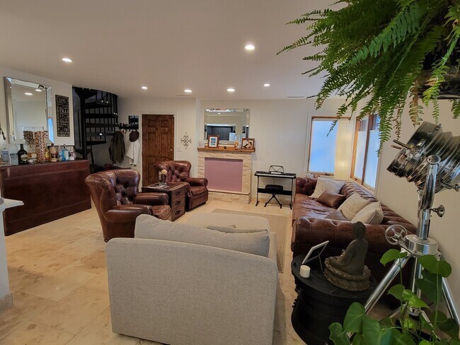Foto del edificio - 1042 Rockhurst Dr