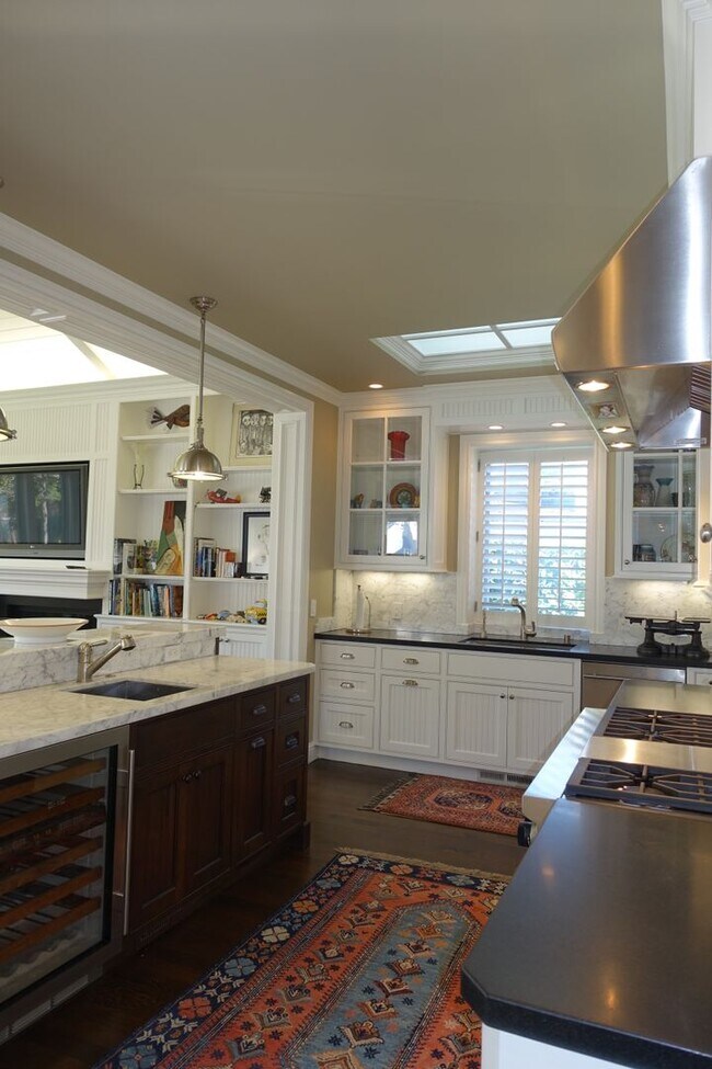 Building Photo - Fabulous Spacious home, walk to downtown M...