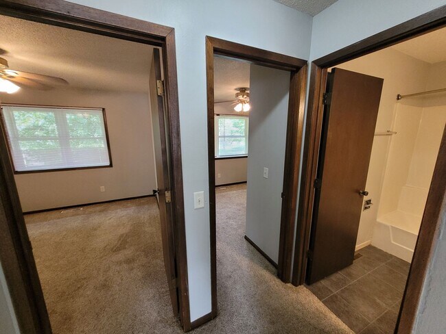 Foto del edificio - 4422-4424 Independence Drive