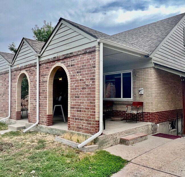 Foto del edificio - 2 blocks from Sloan's Lake, Available Now!