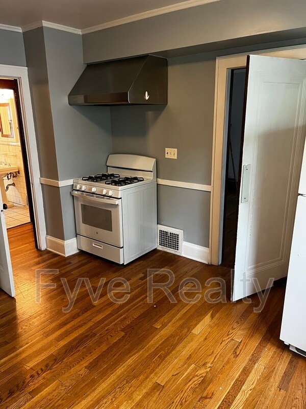 Foto del edificio - 2671 E 130th St