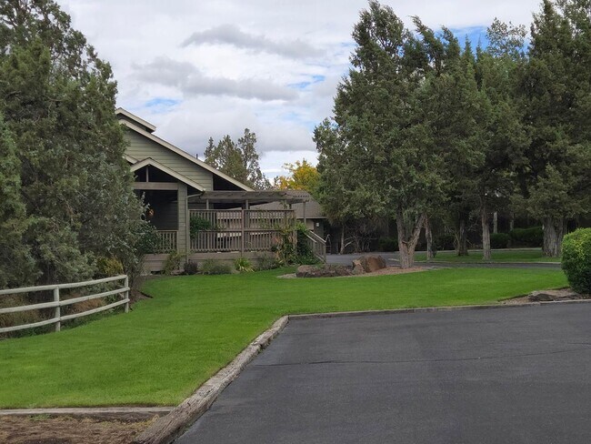 Foto del edificio - Stunning Views, Executive Home in Equestrian Meadows Redmond