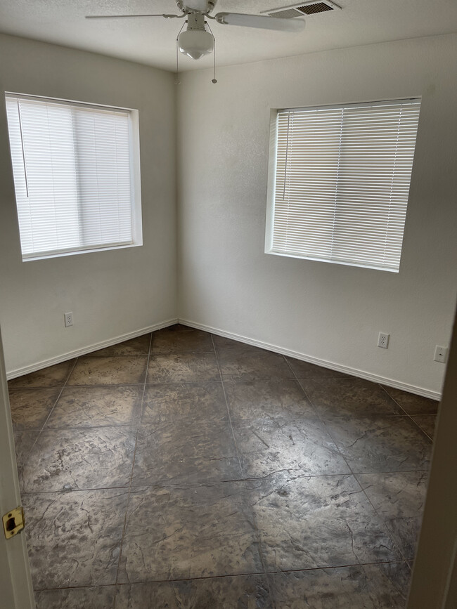 Building Photo - 722 W Mahoney St