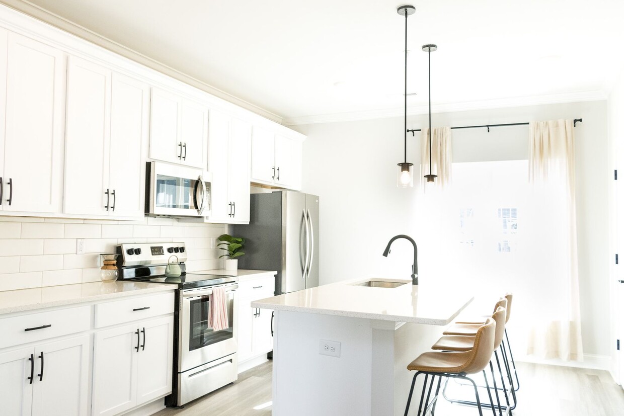 Primary Photo - Luxury, modern downtown 2 bedroom availabl...