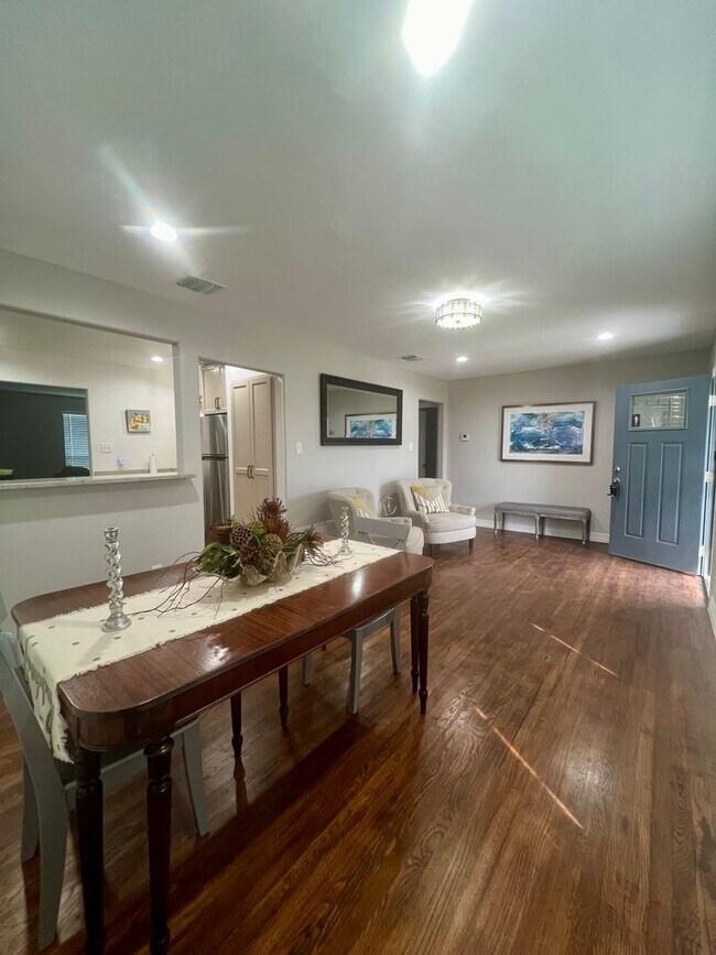 Foto del edificio - Charming Furnished Home Nestled in Desirab...