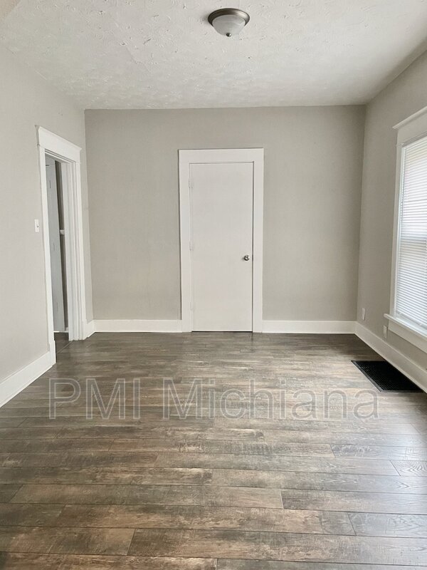 Foto del edificio - 221 E Broadway St