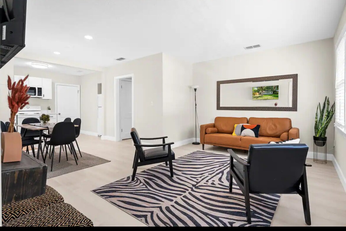Moderno, limpio y renovado. - 3512 Plum St