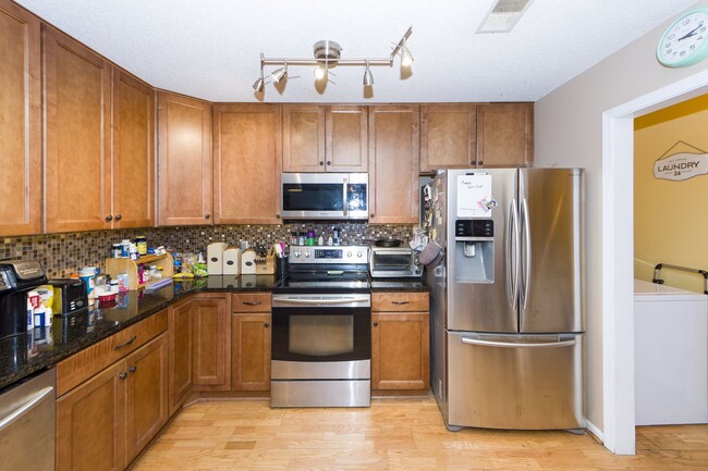 Building Photo - 2 Bedroom 2 Bath Townhouse in Corey Woods ...