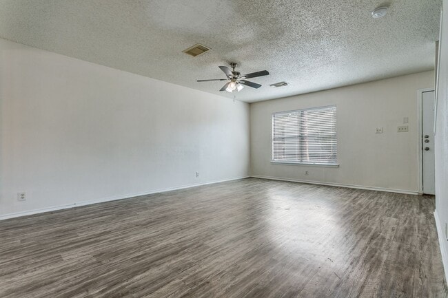 Foto del edificio - 3-BEDROOM HOME IN CANDLEWOOD PARK