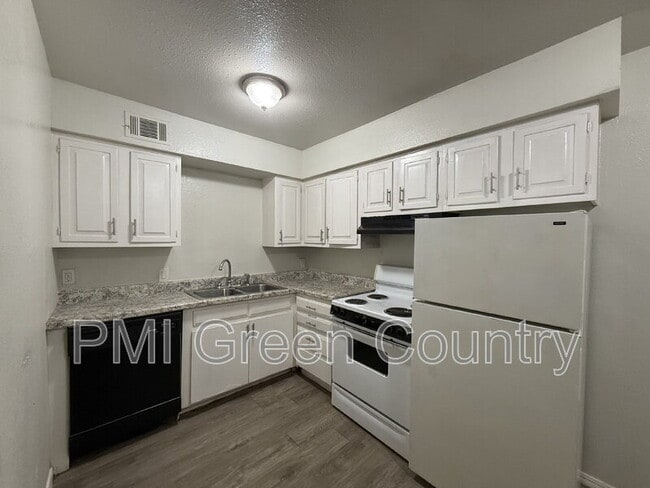Building Photo - 917 N Yale Ave