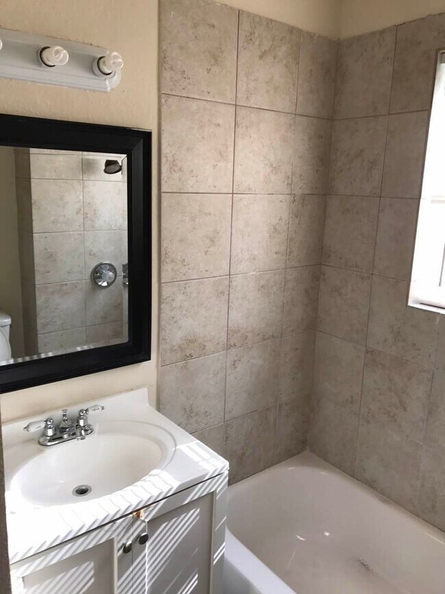 Foto del edificio - Conveniently Located 4 Bedroom Home in Gar...
