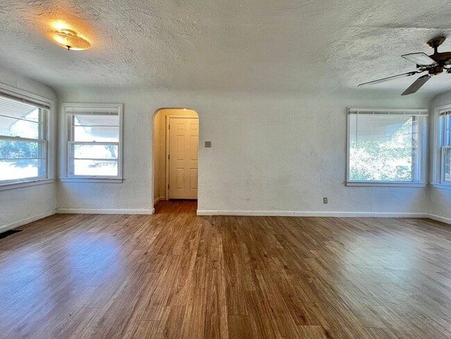 Foto del edificio - Close to campus, lease through June 30, 2027