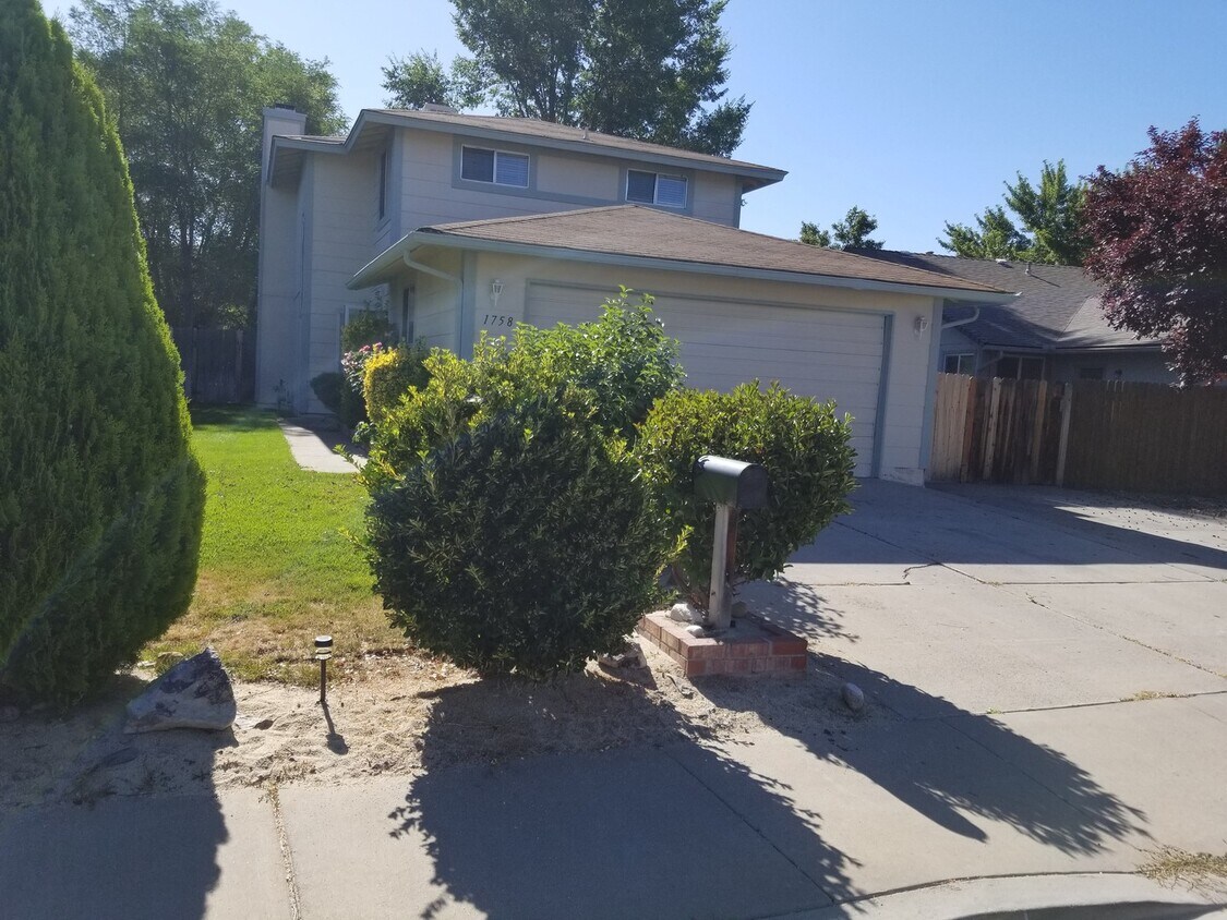 Foto principal - Walking Distance to neighborhood schools a...