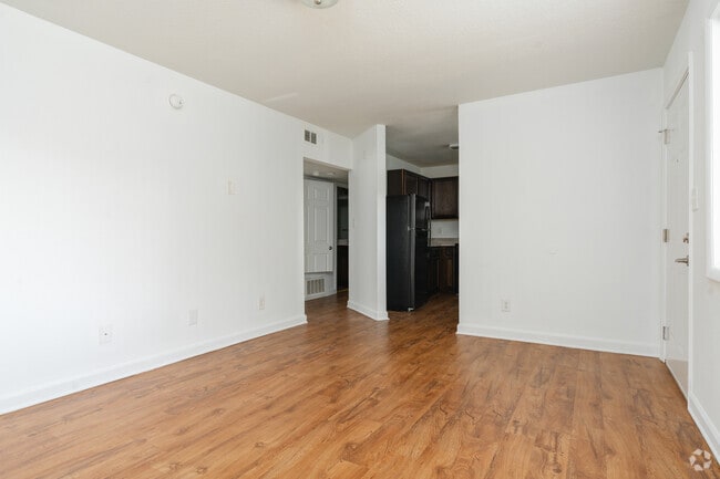 1BR, 1BA - 640SF - Living Room - Hollywood/Shawnee Apartments