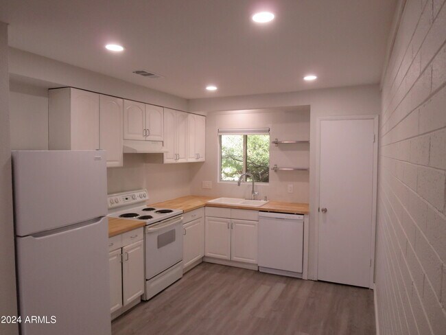 Foto del edificio - 1450 E Bethany Home Rd