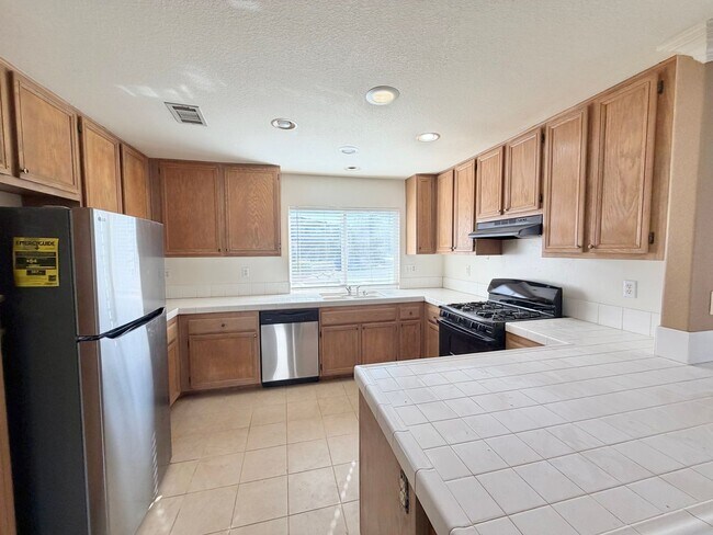 Foto del edificio - Bright & Spacious Escondido Home with Fireplace, Backyard & Garage