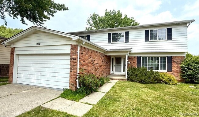 Building Photo - 1625 Lakewood Dr
