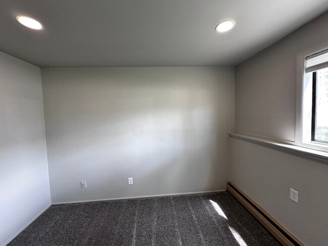 Building Photo - 105 E Peach St